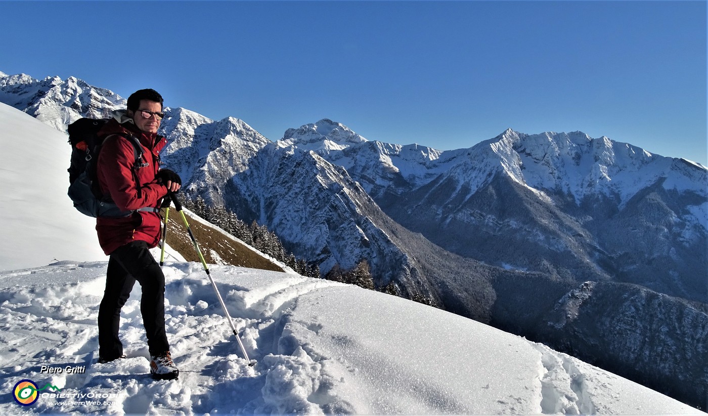 42 Sulle nevi al sole del Torcola Vaga (1780 m) con vista verso Pizzo Arera a sx e Cima Menna a dx.JPG